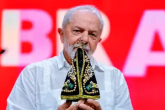 Falsas informações sobre Nossa Senhora Aparecida influenciam eleições no Brasil 4 lula aparecida palanque 910x568.jpg