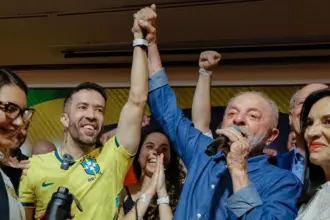 Gleisi e Janones convocam militância para ação contínua após reeleição de Lula 4 lula com andre janones foto ricardo stuckert secom