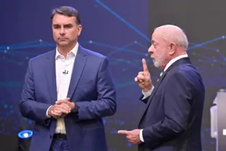 Flávio Bolsonaro tem passaporte cancelado por ordem de Moraes após eleições 6 lula com flavio bolsonaro foto renato pizzutto band 1 1