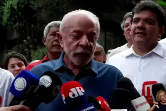 Lula faz novas acusações contra Flávio Bolsonaro em ato na Avenida Paulista 7 lula fake news contra flavio 910x568.jpg