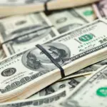 Ibovespa despenca 18% na semana pós-reeleição de Lula; dólar sobe 9% 3 many us dollars banknotes scaled.jpg