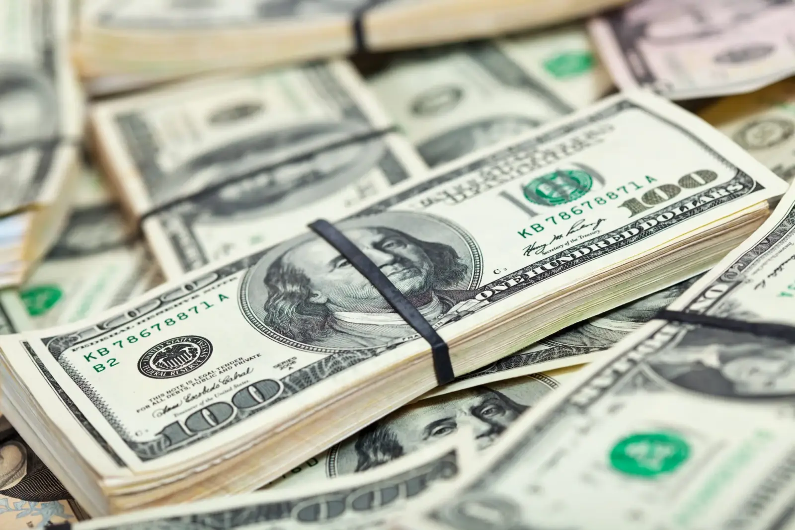 Ibovespa despenca 18% na semana pós-reeleição de Lula; dólar sobe 9% 1 many us dollars banknotes scaled.jpg scaled