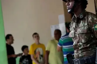 Militares e policiais deverão se manter a 100 metros das seções eleitorais até o dia 5 de outubro 7 militares eleicoes.jpeg
