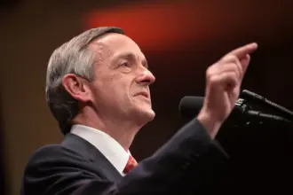 Pastor Robert Jeffress critica James Talarico e o Partido Democrata por supostos valores contrários à fé 4 news 144083