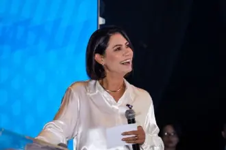 Michelle Bolsonaro enfatiza injustiçados de 8 de janeiro em apoio à candidatura de Flávio Bolsonaro 4 news 144245