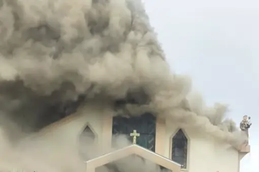 Incêndio devasta Igreja Matriz de Treze de Maio, em SC 1 news 144416