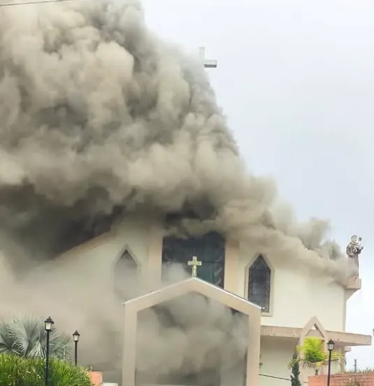 Incêndio devasta Igreja Matriz de Treze de Maio, em SC 1 news 144416