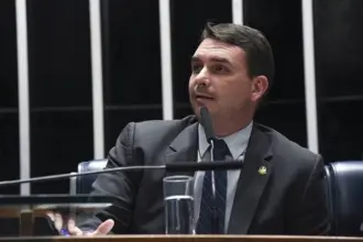 Flávio Bolsonaro acusa André Janones de apagar mensagens em grupo do WhatsApp 6 news 144437