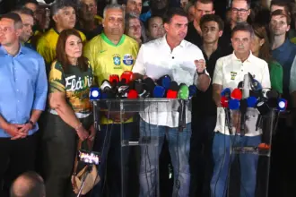 Flávio Bolsonaro contesta resultado da eleição e anuncia pedido de anulação 10 pronunciamento Flavio Bolsonaro EFE menor