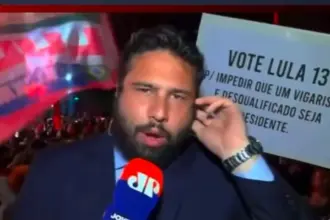 Repórter da Jovem Pan sofre ataque de manifestantes em São Paulo 6 reporter atacado pt.jpeg
