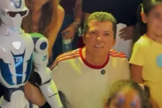 Prefeito de Ararendá investe R$ 277 mil em robôs humanoides para escolas 5 robos ceara pt 910x568.jpeg