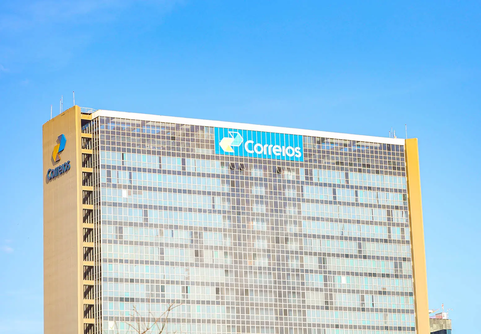 Correios adquirem 63,8 mil computadores em meio a crise financeira e sigilo sobre custos gera polêmica 1 shutterstock 2302997491 copiar.jpg