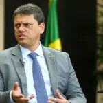 Tarcísio apoia respeito às urnas e compreende indignação de Flávio Bolsonaro 3 tarcisio de freitas crop 20240423012530