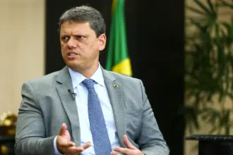 Tarcísio apoia respeito às urnas e compreende indignação de Flávio Bolsonaro 6 tarcisio de freitas crop 20240423012530
