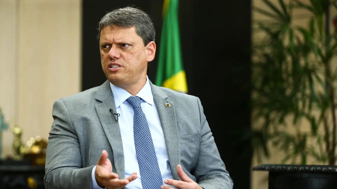Tarcísio apoia respeito às urnas e compreende indignação de Flávio Bolsonaro 1 tarcisio de freitas crop 20240423012530