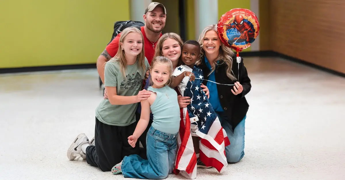 Famílias adotivas americanas enfrentam dificuldades para trazer filhos do exterior para casa 1 travel ban blocks adoption