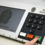 Eleitores se preparam para as eleições deste domingo no Brasil 3 urna eletronica segundo turno para a prefeitura de sao paulo.jpg