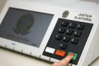 Eleitores se preparam para as eleições deste domingo no Brasil 6 urna eletronica segundo turno para a prefeitura de sao paulo.jpg