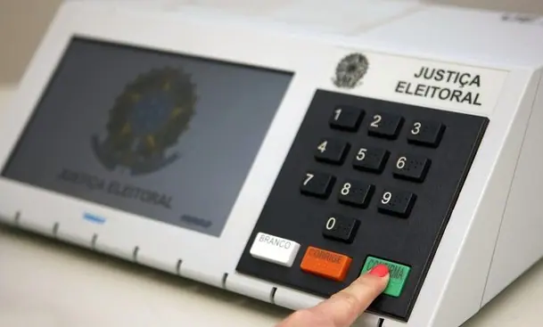 Eleitores se preparam para as eleições deste domingo no Brasil 1 urna eletronica segundo turno para a prefeitura de sao paulo.jpg